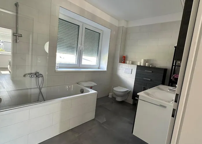 Gemuetliche Doppelhaushaelfte Mit Garten, Terrasse Ruhige Lage In Vakantiehuis